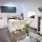 Marbel Oda ve Kahvaltı Adelfia